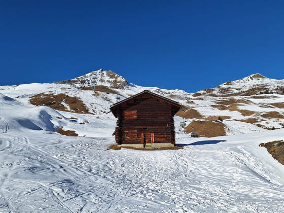 Arosa, Lenzerheide Themenbild - Schneemangel in den Alpen, Skifahren, Skifahrer auf Skipisten in der Alpenregion Arosa und Lenzerheide in Graubünden, Schweiz Themenbild - Schneemangel in den Alpen, Skifahren, Skifahrer auf Skipisten in der Alpenregion Arosa und Lenzerheide in Graubünden, Schweiz Schneemangel in den Alpen, Skifahren, Alpinski auf breiten Skipisten, Skiabfahrten in Arosa und Lenzerheide. Auf dem Bild Skifahrer, weisse Berge Gondeln der Bergbahn mit Weitblick in die Alpenregion Symbolbild, Themenbild, Featurebild Copyright: xFleigx xEibner-Pressefotox EP_dfg