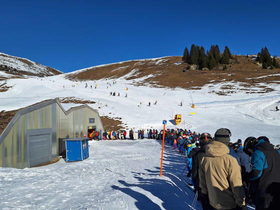 Arosa, Lenzerheide Themenbild - Schneemangel in den Alpen, Skifahren, Skifahrer auf Skipisten in der Alpenregion Arosa und Lenzerheide in Graubünden, Schweiz Themenbild - Schneemangel in den Alpen, Skifahren, Skifahrer auf Skipisten in der Alpenregion Arosa und Lenzerheide in Graubünden, Schweiz Schneemangel in den Alpen, Skifahren, Alpinski auf breiten Skipisten, Skiabfahrten in Arosa und Lenzerheide. Auf dem Bild Skifahrer, weisse Berge Gondeln der Bergbahn mit Weitblick in die Alpenregion Symbolbild, Themenbild, Featurebild Copyright: xFleigx xEibner-Pressefotox EP_dfg