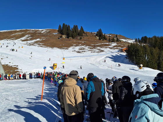 Arosa, Lenzerheide Themenbild - Schneemangel in den Alpen, Skifahren, Skifahrer auf Skipisten in der Alpenregion Arosa und Lenzerheide in Graubünden, Schweiz Themenbild - Schneemangel in den Alpen, Skifahren, Skifahrer auf Skipisten in der Alpenregion Arosa und Lenzerheide in Graubünden, Schweiz Schneemangel in den Alpen, Skifahren, Alpinski auf breiten Skipisten, Skiabfahrten in Arosa und Lenzerheide. Auf dem Bild Skifahrer, weisse Berge Gondeln der Bergbahn mit Weitblick in die Alpenregion Symbolbild, Themenbild, Featurebild Copyright: xFleigx xEibner-Pressefotox EP_dfg