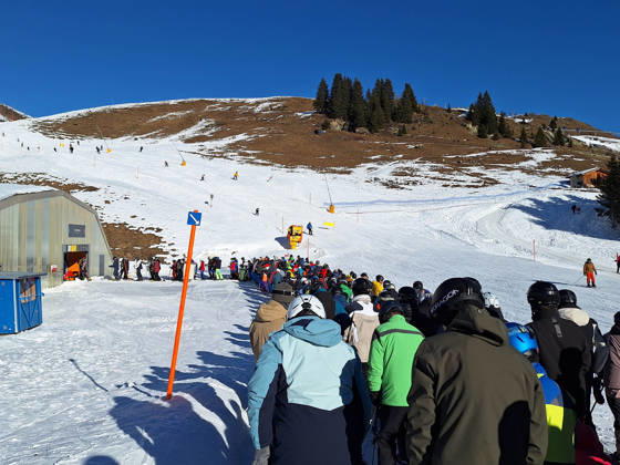 Arosa, Lenzerheide Themenbild - Schneemangel in den Alpen, Skifahren, Skifahrer auf Skipisten in der Alpenregion Arosa und Lenzerheide in Graubünden, Schweiz Themenbild - Schneemangel in den Alpen, Skifahren, Skifahrer auf Skipisten in der Alpenregion Arosa und Lenzerheide in Graubünden, Schweiz Schneemangel in den Alpen, Skifahren, Alpinski auf breiten Skipisten, Skiabfahrten in Arosa und Lenzerheide. Auf dem Bild Skifahrer, weisse Berge Gondeln der Bergbahn mit Weitblick in die Alpenregion Symbolbild, Themenbild, Featurebild Copyright: xFleigx xEibner-Pressefotox EP_dfg