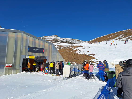 Arosa, Lenzerheide Themenbild - Schneemangel in den Alpen, Skifahren, Skifahrer auf Skipisten in der Alpenregion Arosa und Lenzerheide in Graubünden, Schweiz Themenbild - Schneemangel in den Alpen, Skifahren, Skifahrer auf Skipisten in der Alpenregion Arosa und Lenzerheide in Graubünden, Schweiz Schneemangel in den Alpen, Skifahren, Alpinski auf breiten Skipisten, Skiabfahrten in Arosa und Lenzerheide. Auf dem Bild Skifahrer, weisse Berge Gondeln der Bergbahn mit Weitblick in die Alpenregion Symbolbild, Themenbild, Featurebild Copyright: xFleigx xEibner-Pressefotox EP_dfg