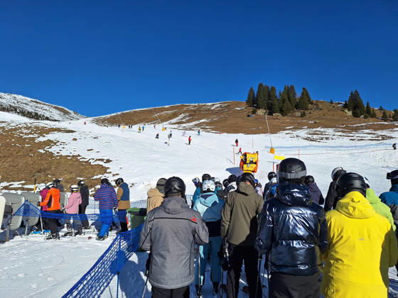 Arosa, Lenzerheide Themenbild - Schneemangel in den Alpen, Skifahren, Skifahrer auf Skipisten in der Alpenregion Arosa und Lenzerheide in Graubünden, Schweiz Themenbild - Schneemangel in den Alpen, Skifahren, Skifahrer auf Skipisten in der Alpenregion Arosa und Lenzerheide in Graubünden, Schweiz Schneemangel in den Alpen, Skifahren, Alpinski auf breiten Skipisten, Skiabfahrten in Arosa und Lenzerheide. Auf dem Bild Skifahrer, weisse Berge Gondeln der Bergbahn mit Weitblick in die Alpenregion Symbolbild, Themenbild, Featurebild Copyright: xFleigx xEibner-Pressefotox EP_dfg