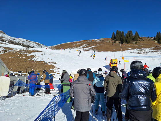 Arosa, Lenzerheide Themenbild - Schneemangel in den Alpen, Skifahren, Skifahrer auf Skipisten in der Alpenregion Arosa und Lenzerheide in Graubünden, Schweiz Themenbild - Schneemangel in den Alpen, Skifahren, Skifahrer auf Skipisten in der Alpenregion Arosa und Lenzerheide in Graubünden, Schweiz Schneemangel in den Alpen, Skifahren, Alpinski auf breiten Skipisten, Skiabfahrten in Arosa und Lenzerheide. Auf dem Bild Skifahrer, weisse Berge Gondeln der Bergbahn mit Weitblick in die Alpenregion Symbolbild, Themenbild, Featurebild Copyright: xFleigx xEibner-Pressefotox EP_dfg