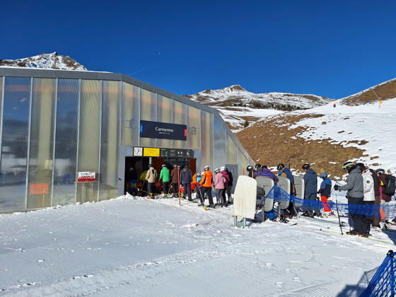 Arosa, Lenzerheide Themenbild - Schneemangel in den Alpen, Skifahren, Skifahrer auf Skipisten in der Alpenregion Arosa und Lenzerheide in Graubünden, Schweiz Themenbild - Schneemangel in den Alpen, Skifahren, Skifahrer auf Skipisten in der Alpenregion Arosa und Lenzerheide in Graubünden, Schweiz Schneemangel in den Alpen, Skifahren, Alpinski auf breiten Skipisten, Skiabfahrten in Arosa und Lenzerheide. Auf dem Bild Skifahrer, weisse Berge Gondeln der Bergbahn mit Weitblick in die Alpenregion Symbolbild, Themenbild, Featurebild Copyright: xFleigx xEibner-Pressefotox EP_dfg