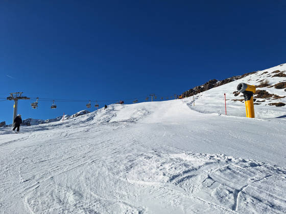 Arosa, Lenzerheide Themenbild - Schneemangel in den Alpen, Skifahren, Skifahrer auf Skipisten in der Alpenregion Arosa und Lenzerheide in Graubünden, Schweiz Themenbild - Schneemangel in den Alpen, Skifahren, Skifahrer auf Skipisten in der Alpenregion Arosa und Lenzerheide in Graubünden, Schweiz Schneemangel in den Alpen, Skifahren, Alpinski auf breiten Skipisten, Skiabfahrten in Arosa und Lenzerheide. Auf dem Bild Skifahrer, weisse Berge Gondeln der Bergbahn mit Weitblick in die Alpenregion Symbolbild, Themenbild, Featurebild Copyright: xFleigx xEibner-Pressefotox EP_dfg