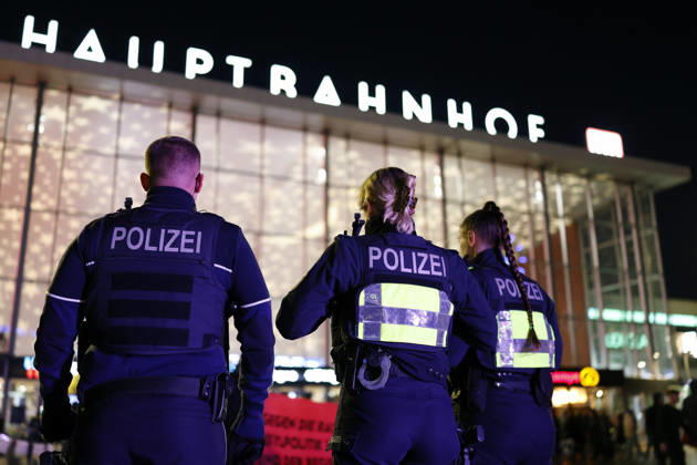 Polizisten vor der Kölner Domtreppe. Die Vorbereitungen für Silvester rund um den Kölner Dom laufen: In NRW werden 7.600 Polizisten mehr im Einsatz sein als im Vorjahr. Brisant ist, dass sich die sexuellen Übergriffe der Kölner Silvesternacht 2015, die als Wendepunkt der Flüchtlingsdebatte gilt, zum 10. Mal jähren. Köln, 20.12.2025 NRW Deutschland Copyright: xChristophxHardtx