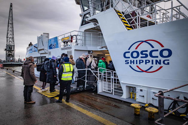 Hamburg, Elbe, Hamburger Hafen , Hafenrundfahrt mit Fähre 62, HADAG Hybridfähre FINKENWERDER unter Beteiligung von COSCO Shipping - 31.12.2025 Hamburg