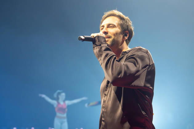 Max Giesinger (Max Giesinger, deutscher Sänger, Songwriter und Musikproduzent), Holiday on Ice CINEMA OF DREAMS, Premiere in Muenchen mit Gaststar Max Giesinger, 02.01.2026 Muenchen Bayern Deutschland