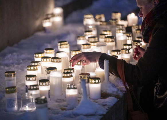 MALMÖ, SWEDEN 2026 01 04 A candlelight vigil and minute of silence will be held at Stortorget in Malmö for the women murdered in Boden and Salem during Christmas week MALMÖ SWEDEN x50090x  Copyright: xJohanxNilssonx xTTx LJUSMANIFESTATION FÖR MÖRDADE KVINNOR FE-YB6R1j_s