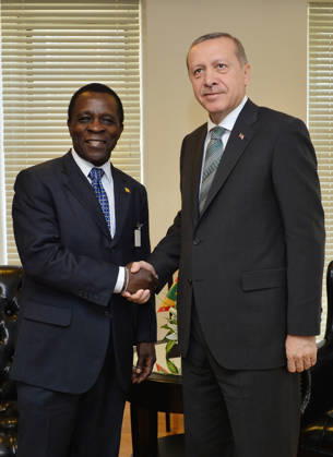 Recep Tayyip Erdogan - Keith Mitchell meeting in New York NEW YORK, UNITED STATES - SEPTEMBER 23: Turkish President Recep Tayyip Erdogan (R) shakes hands with Grenada s Prime Minister Keith Mitchell (L) ahead of a meeting in New York City, on September 23, 2014. Turkish President Erdogan in New York to address the UN General Assembly in New York on climate change. New York United States. Editorial use only. Please get in touch for any other usage.  Copyright: x2025xAnadoluxTURxPresidencyxMuratxCetinmuhurdarx