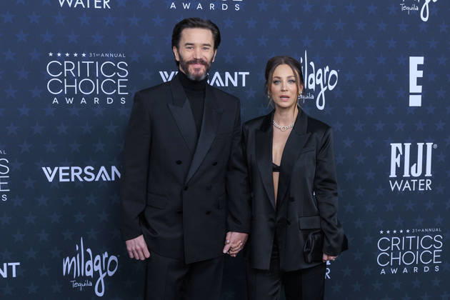 January 4, 2026, Santa Monica, California, USA: Tom Pelphrey and Kaley Cuoco on the red carpet of the 31st Critics Choice Awards on Sunday January 4, 2026 at the Barker Hanger in Santa Monica, California. JAVIER ROJAS PI Santa Monica USA - ZUMAp124 20260104_zaa_p124_074 Copyright: xJavierxRojasx