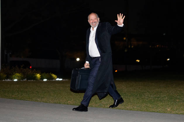 Donald Trump Returns to White House United States Secretary of Commerce Howard Lutnick waves as he arrives at the White House in Washington, DC, USA, on Sunday, January 4, 2026. Credit: Aaron Schwartz Pool via CNP Washington District of Columbia United States Copyright: xPool ABACAx