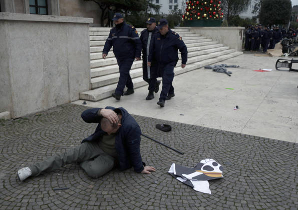Anti-government protest in Tirana, Albania.. - 04 January 2026 Protesters clash with police officers during a protest in front of the government building in Tirana, Albania, on January 4, 2026. The rally follows a request by the Special Prosecution (SPAK) for the arrest of Deputy Prime Minister Belinda Balluku over alleged tender manipulation in infrastructure projects. TIRANA ALBANIA Copyright: xMALTONxDIBRAx