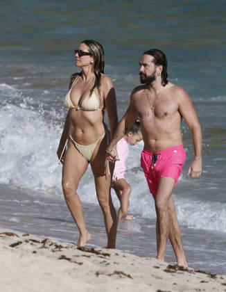 Heidi Klum And Tom Kaulitz Beachside - St Barths Heidi Klum and Tom Kaulitz seen enjoying the sun in Saint Barthelemy, France on January 4, 2026. Photo by ABACAPRESS.COM Saint Barthelemy France  Copyright: xABACAx