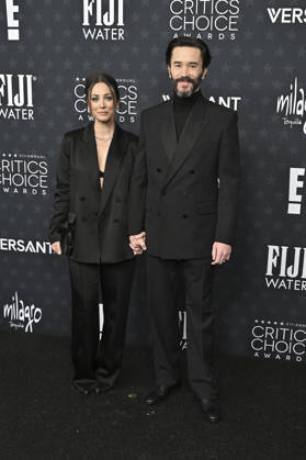 Kaley Cuoco und Tom Pelphrey bei der Verleihung der 31. Critics Choice Awards 2026 im Barker Hangar. Santa Monica, 04.01.2026