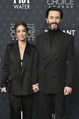 Kaley Cuoco und Tom Pelphrey bei der Verleihung der 31. Critics Choice Awards 2026 im Barker Hangar. Santa Monica, 04.01.2026
