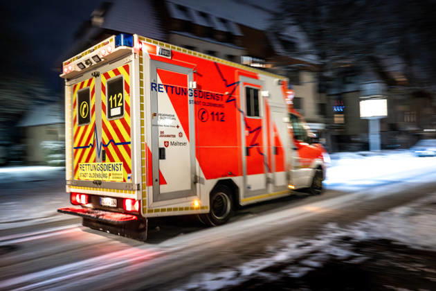 Rettungswagen im Straßenverkehr bei winterlichen Bedingungen am Abend Oldenburg, Deutschland, 03.01.2026: Heckansicht eines Rettungswagens im Straßenverkehr bei winterlichen Bedingungen in Oldenburg am Abend.