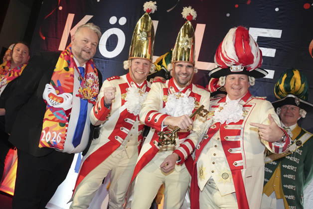 Koelner Karneval, Einzug des Dreigestirn in die Hofburg Das Koelner Dreigestirn um Prinz Niklas I. (Niklas Juengling) gemeinsam mit Jungfrau Aenne (Stefan Blatt) und Bauer Clemens (Clemens von Blanckart) bekommt von Hoteldirektor Holger Hess offiziellen Eden Schluessel beim Einzug in die Hofburg im Dorint Hotel Koeln, Koeln, 06.01.2026 Koeln NRW Deutschland