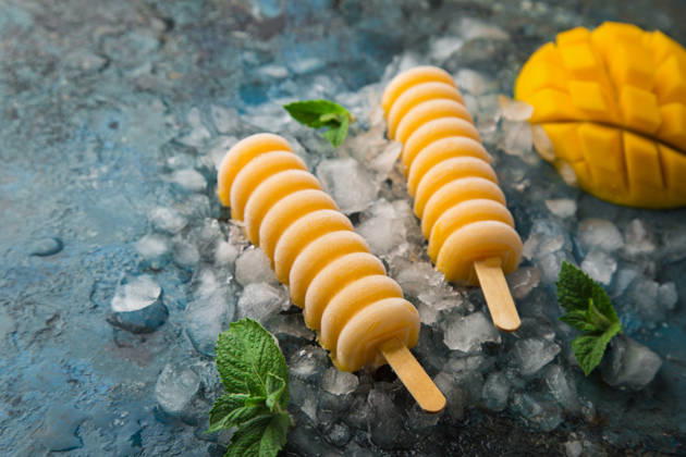 selbstgemachte Mango-Eis am Stiel homemade mango popsicles, blue background, selective focus (License=RF) Copyright: xZoonar.com AnnaxShepulovax 24443399