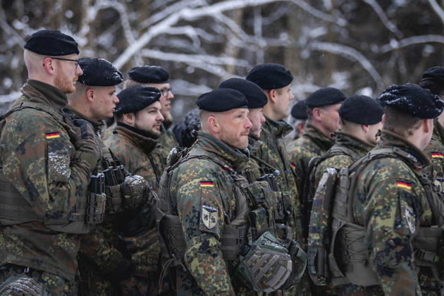 Bundeswehrsoldaten der Panzerbrigade Litauen stehen in einer Formation in Nemencine, 05.01.2026. Nemencine Litauen Copyright: xJulianexSonntagx