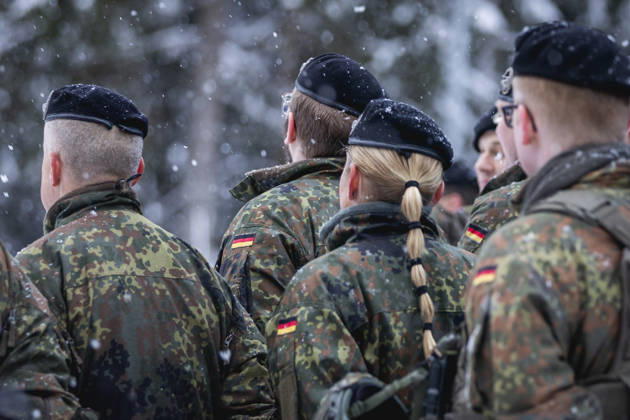 Bundeswehrsoldaten der Panzerbrigade Litauen stehen in einer Formation in Nemencine, 05.01.2026. Nemencine Litauen Copyright: xJulianexSonntagx