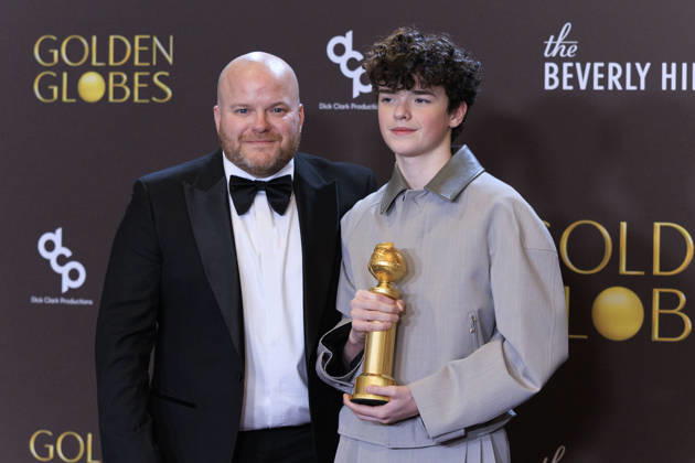 January 11, 2026, Beverly Hills, California, USA: (L-R) Andy Cooper and Owen Cooper in the press room during the 83rd Annual Golden Globe Awards on Sunday, January 11, 2026, at the Beverly Hilton in Beverly Hills, California. ARIANA RUIZ BNS PI Beverly Hills USA - ZUMAp124 20260111_zaa_p124_226 Copyright: xArianaxRuizx
