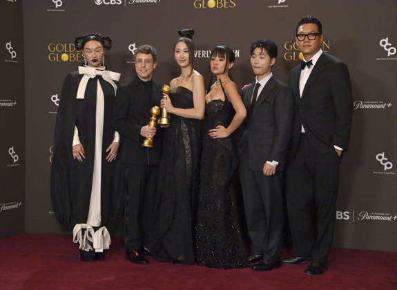 Audrey Nuna, Mark Sonnenblick. EJAE, Rei Ami, Yuhan and 24 appear backstage after winning the award for Best Original Song - Motion Picture award for Golden from KPop Demon Hunters during the 83rd annual Golden Globe Awards at the Beverly Hilton in Beverly Hills, California on Sunday, January 11, 2026.  LAP20260111706 JIMxRUYMEN