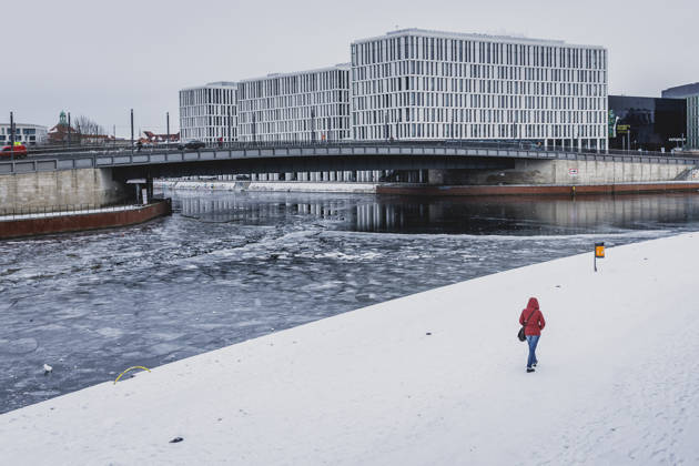 Ein Person spaziert am Ufer der gefrorenen Spree im Regierungsviertel in Berlin, 12.01.2026. Berlin Deutschland Copyright: xFlorianxGaertnerx