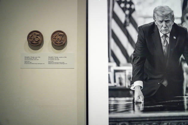 A portrait of President Donald Trump is seen on display at the Smithsonian National Portrait Gallery in Washington, DC on Monday, January 12, 2026. The museum removed reference to Trump s two impeachments during his first term from the accompanying portrait plaque when replacing their portrait of him in their America s Presidents exhibit.  WAP20260112422 BONNIExCASH