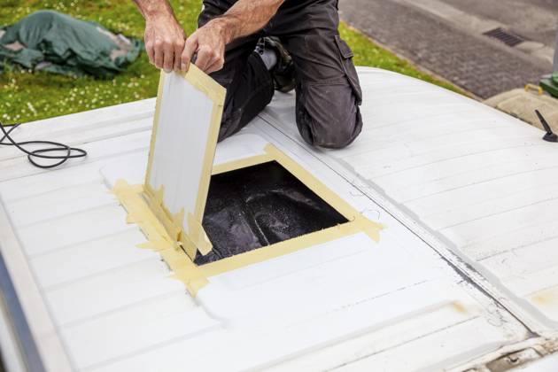 Umbau eines Camper Jumper Van zum Selbermachen. Neues Fenster draußen Schneiden mit einer elektrischen Stichsäge. Vorbereitung für die Installation eines Dachfensters DIY Camper Jumper van conversion. new window outside. cutting with an electric jigsaw. preparation for installing a top window Copyright: imageBROKER Zoonar ibxiqx16143505.jpg ,model released, Symbolfoto ,property released