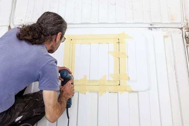 Umbau eines Camper Jumper Van zum Selbermachen. Neues Fenster draußen Schneiden mit einer elektrischen Stichsäge. Vorbereitung für die Installation eines Dachfensters DIY Camper Jumper van conversion. new window outside. cutting with an electric jigsaw. preparation for installing a top window Copyright: imageBROKER Zoonar ibxiqx16143506.jpg ,model released, Symbolfoto ,property released