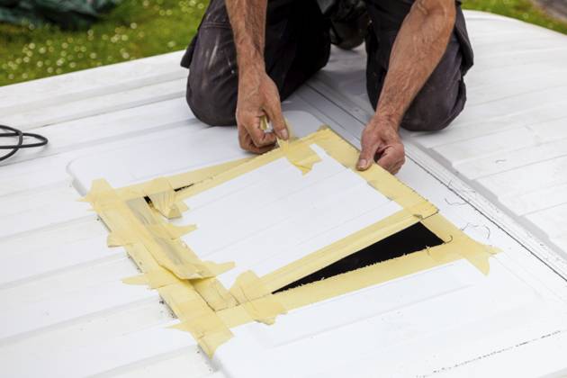 Umbau eines Camper Jumper Van zum Selbermachen. Neues Fenster draußen Schneiden mit einer elektrischen Stichsäge. Vorbereitung für die Installation eines Dachfensters DIY Camper Jumper van conversion. new window outside. cutting with an electric jigsaw. preparation for installing a top window Copyright: imageBROKER Zoonar ibxiqx16143507
