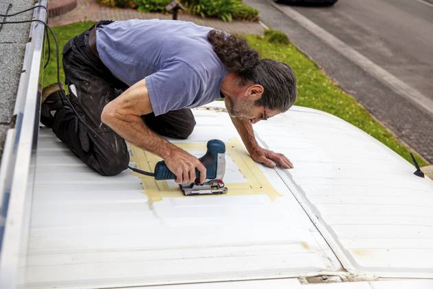 Umbau eines Camper Jumper Van zum Selbermachen. Neues Fenster draußen Schneiden mit einer elektrischen Stichsäge. Vorbereitung für die Installation eines Dachfensters DIY Camper Jumper van conversion. new window outside. cutting with an electric jigsaw. preparation for installing a top window Copyright: imageBROKER Zoonar ibxiqx16143509.jpg ,model released, Symbolfoto ,property released