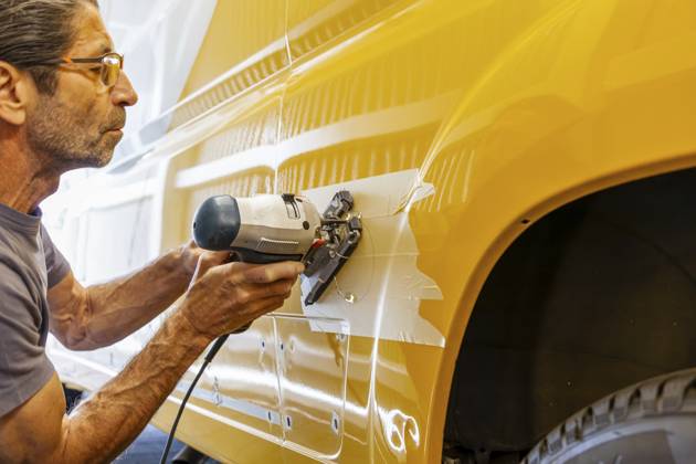 Umbau eines Camper Jumper Van zum Selbermachen. Außensteckdose für Wohnmobile. Schneiden mit einer elektrischen Stichsäge. Vorbereitung für die Installation einer externen 240 V Steckdose für Wohnwagen. Externer Netzstecker für Wohnmobile DIY Camper Jumper van conversion. motorhome electricity power outlet outside. cutting with an electric jigsaw. preparation for installing a Caravan external 240v socket. Camper RV External Power Plug Copyright: imageBROKER Zoonar ibxiqx16143512.jpg ,model released, Symbolfoto ,property released