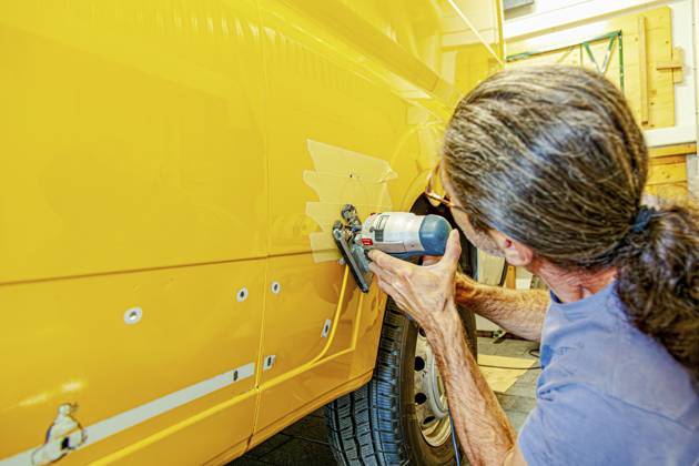 Umbau eines Camper Jumper Van zum Selbermachen. Außensteckdose für Wohnmobile. Schneiden mit einer elektrischen Stichsäge. Vorbereitung für die Installation einer externen 240 V Steckdose für Wohnwagen. Externer Netzstecker für Wohnmobile DIY Camper Jumper van conversion. motorhome electricity power outlet outside. cutting with an electric jigsaw. preparation for installing a Caravan external 240v socket. Camper RV External Power Plug Copyright: imageBROKER Zoonar ibxiqx16143513.jpg ,model released, Symbolfoto ,property released