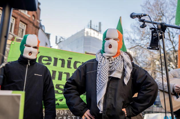 News Bilder des Tages Mo Chara Kneecap Court Appeal in London, UK - 14 Jan 2026 Representatives of Mo Chara s Belfast rap group KNEECAP speak to their supporters during a demonstration at his appeal at the Royal Courts of Justice. The UK Government are appealing to overthrow the September dismissal of Mo Chara’s case - the Belfast rapper is accused of displaying a flag in support of Hezbollah at a gig in London in November 2024. Hundreds of pro-Palestinian protestors were present to oppose the appeal. London United Kingdom Copyright: xLabxKyxMox xSOPAxImagesx LabMO_CHARA_KNEECAP_APPEAL_SOPA_12