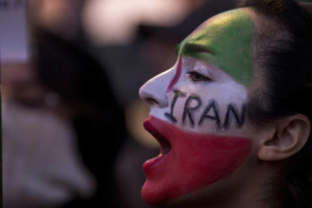 News Bilder des Tages January 14, 2026, Madrid, Madrid, Spain: A woman, a member of the Iranian community in Madrid, with her face painted in the colors of the Iranian flag, shouts during a protest in front of the Iranian Embassy in Madrid, protesters demanded an end to the violence and repression by the Islamic Republic regime during protests across Iran. Madrid Spain - ZUMAs296 20260114_znp_s296_003 Copyright: xLuisxSotox