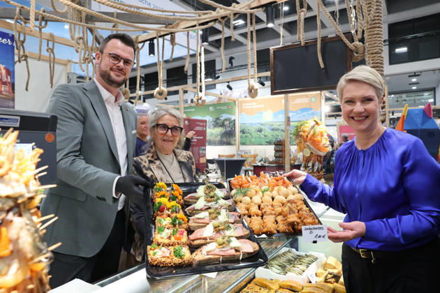 16.01.2026, Berlin - Deutschland. Grüne Woche, Manuela Schwesig zu Besuch beim Partnerland Mecklenburg-Vorpommern und dem Stand der Seeperle aus Wismar. V.l. Tino Schomann (Landrat), Gisela Schadwinkel (Chefin Seeperle) und Schwesig Mitglied des Bundesrates der Bundesrepublik Deutschland).
