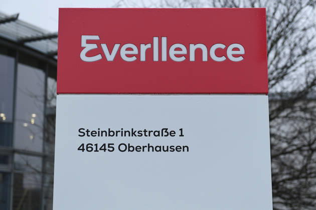 Everllence SE - Werk Oberhausen am 14.01.2026 in Oberhausen Die Everllence SE ( Societas Europaea ), bis 3. Juni 2025 MAN Energy Solutions SE, mit Sitz in Augsburg ist Anbieter von Großdieselmotoren und Turbomaschinen für maritime und stationäre Anwendungen. Das Unternehmen entwickelt und fertigt Zweitakt- und Viertakt-Dieselmotoren sowie Gasturbinen, Dampfturbinen und Kompressoren. Das Unternehmen bietet auch Turbolader, Propeller, Gasmotoren und chemische Reaktoren an.