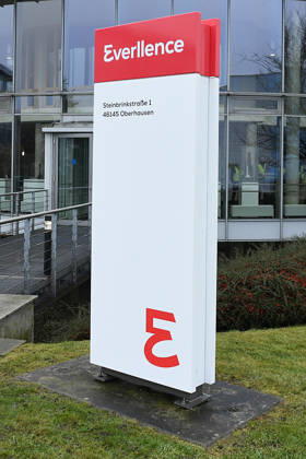 Everllence SE - Werk Oberhausen am 14.01.2026 in Oberhausen Die Everllence SE ( Societas Europaea ), bis 3. Juni 2025 MAN Energy Solutions SE, mit Sitz in Augsburg ist Anbieter von Großdieselmotoren und Turbomaschinen für maritime und stationäre Anwendungen. Das Unternehmen entwickelt und fertigt Zweitakt- und Viertakt-Dieselmotoren sowie Gasturbinen, Dampfturbinen und Kompressoren. Das Unternehmen bietet auch Turbolader, Propeller, Gasmotoren und chemische Reaktoren an.