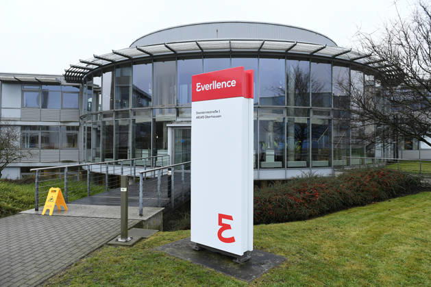 Everllence SE - Werk Oberhausen am 14.01.2026 in Oberhausen Die Everllence SE ( Societas Europaea ), bis 3. Juni 2025 MAN Energy Solutions SE, mit Sitz in Augsburg ist Anbieter von Großdieselmotoren und Turbomaschinen für maritime und stationäre Anwendungen. Das Unternehmen entwickelt und fertigt Zweitakt- und Viertakt-Dieselmotoren sowie Gasturbinen, Dampfturbinen und Kompressoren. Das Unternehmen bietet auch Turbolader, Propeller, Gasmotoren und chemische Reaktoren an.