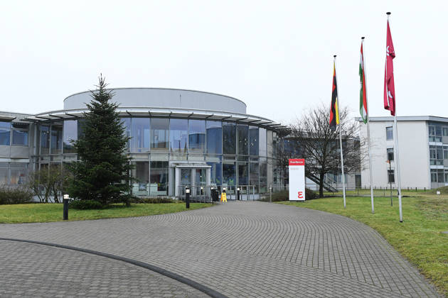 Everllence SE - Werk Oberhausen am 14.01.2026 in Oberhausen Die Everllence SE ( Societas Europaea ), bis 3. Juni 2025 MAN Energy Solutions SE, mit Sitz in Augsburg ist Anbieter von Großdieselmotoren und Turbomaschinen für maritime und stationäre Anwendungen. Das Unternehmen entwickelt und fertigt Zweitakt- und Viertakt-Dieselmotoren sowie Gasturbinen, Dampfturbinen und Kompressoren. Das Unternehmen bietet auch Turbolader, Propeller, Gasmotoren und chemische Reaktoren an.