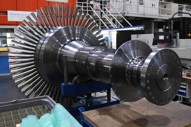 Everllence SE - Werk Oberhausen am 14.01.2026 in Oberhausen Die Everllence SE ( Societas Europaea ), bis 3. Juni 2025 MAN Energy Solutions SE, mit Sitz in Augsburg ist Anbieter von Großdieselmotoren und Turbomaschinen für maritime und stationäre Anwendungen. Das Unternehmen entwickelt und fertigt Zweitakt- und Viertakt-Dieselmotoren sowie Gasturbinen, Dampfturbinen und Kompressoren. Das Unternehmen bietet auch Turbolader, Propeller, Gasmotoren und chemische Reaktoren an.