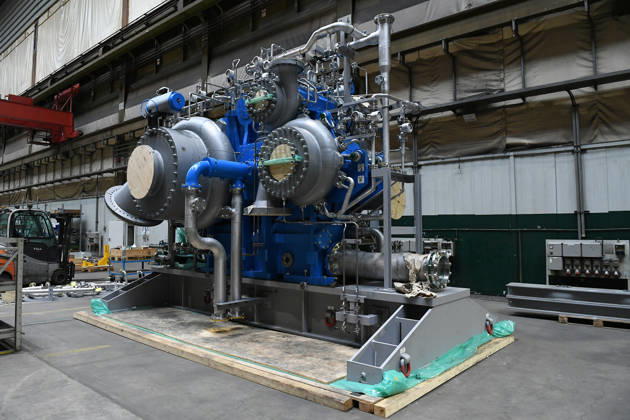 Everllence SE - Werk Oberhausen am 14.01.2026 in Oberhausen Die Everllence SE ( Societas Europaea ), bis 3. Juni 2025 MAN Energy Solutions SE, mit Sitz in Augsburg ist Anbieter von Großdieselmotoren und Turbomaschinen für maritime und stationäre Anwendungen. Das Unternehmen entwickelt und fertigt Zweitakt- und Viertakt-Dieselmotoren sowie Gasturbinen, Dampfturbinen und Kompressoren. Das Unternehmen bietet auch Turbolader, Propeller, Gasmotoren und chemische Reaktoren an.