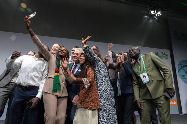 Bundesminister Rainer lädt ein zur Berliner Agrarministerkonferenz im Rahmen des GFFA Deutschland, Berlin am 17.01.2026: Ein Selfie der Gruppe Young Farmers mit dem Bundesminister für Landwirtschaft, Ernährung und Heimat, Alois Rainer (CDU CSU). Der Bundesminister empfängt mehr als 60 Agrarministerinnen und Agrarminister aus aller Welt sowie zahlreiche internationale Organisationen zur 18. Berliner Agrarministerkonferenz.
