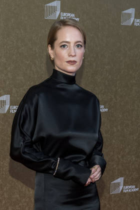 abb: Leonie Benesch zu Gast auf dem roten Teppich bei der Gala zur Verleihung der European Film Awards 2026 - Europaeischer Filmpreis 2026 im Haus der Kulturen der Welt am 17.01.2026 in Berlin Berlin Deutschland