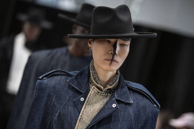 Milan Fashion Week - Men F W 2026-27 Victor Hart Men and Women Fashion Show Vibes Milan, Italy Milan Fashion Week - Men F W 2026-27 Victor Hart Men and Women Fashion Show Vibes Milan, Italy 18th January 2026 SGPItalia id 134355_003 Not Exclusive  Copyright: xJohnnyxDallaxLibera SGPx