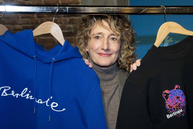 abb: Tricia Tuttle mit neuen Berlinale Merchandising , die Leiterin der Internationalen Filmfestspiele Berlin, bei der Berlinale 2026 Programm Pressekonferenz am 20.01.2026 in der Akademi der Künste Berlin - Die 76. Internationalen Filmfestspiele Berlin vom 12. bis 22. Februar 2026 Berlin Deutschland