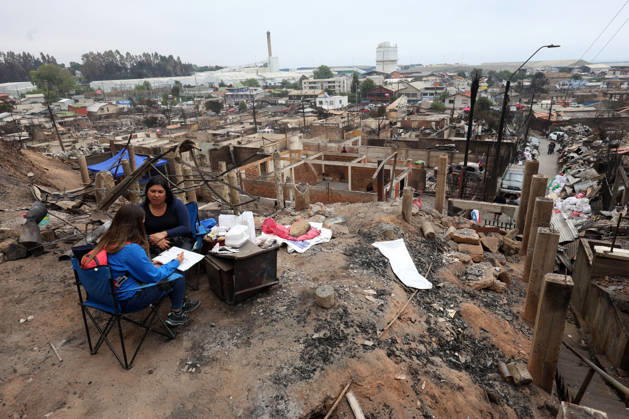 Concepcion January 20, 2026 Experts from the Investigative Police and officials from the Ficha Basica de Emergencia, Fibe, work in the areas affected by the fire in the Biobio region Carlos Acuna Aton Chile, Concepcion Chile Aton 1119672  Copyright: CARLOSxACUNA ATONxCHILE