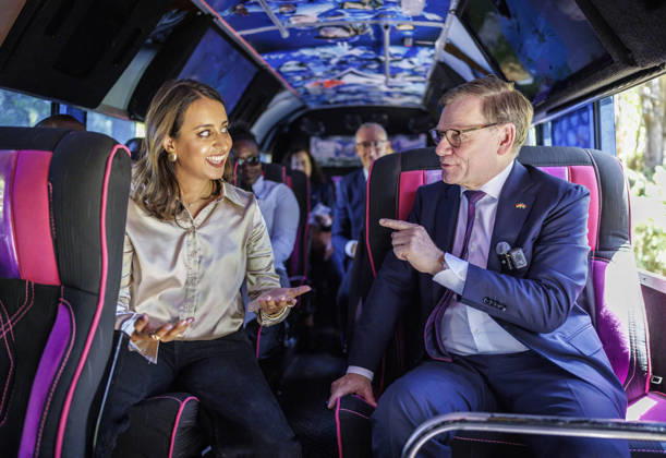 Johann Wadephul (CDU), Bundesaussenminister, aufgenommen am Rande seiner Reise nach Kenia. Hier bei der Fahrt mit einem Matatu Bus mit der Influcerin Shiksha Arora. Dies sind meist bunt gestaltete, privat betriebene Sammeltaxis oder Minibus und in Kenia sehr verbreitet. Fotografiert im Auftrag des Auswaertigen Amtes Nairobi Kenia Copyright: xThomasxKoehler AAx